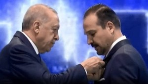 Kürşad Zorlu, AK Parti'ye katıldı; Erdoğan rozetini taktı